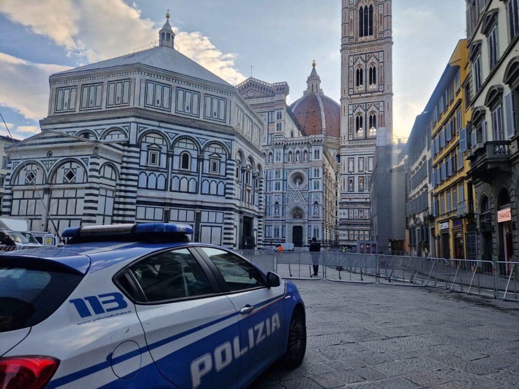 Omicidio a Firenze, trovato morto in casa legato e con sacchetto in testa