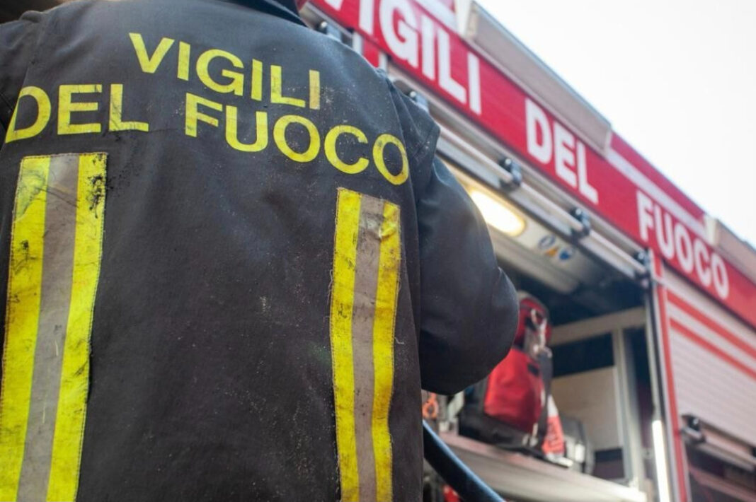 Incidente in Fi-Pi-Li, scontro tra furgone e camion. Grave un uomo