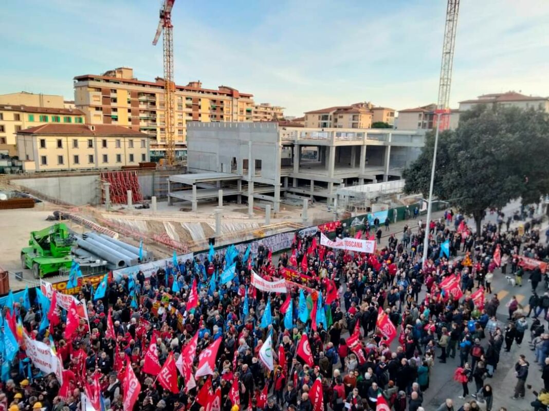 Crollo di Firenze, migliaia in presidio davanti al cantiere