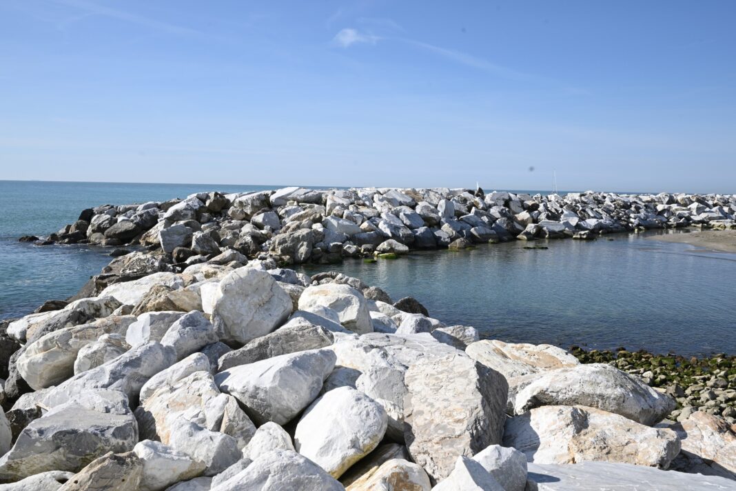 Marina di Pisa, 15mila tonnellate di scogli dopo le mareggiate. Lavori disposti in somma urgenza da Regione Toscana