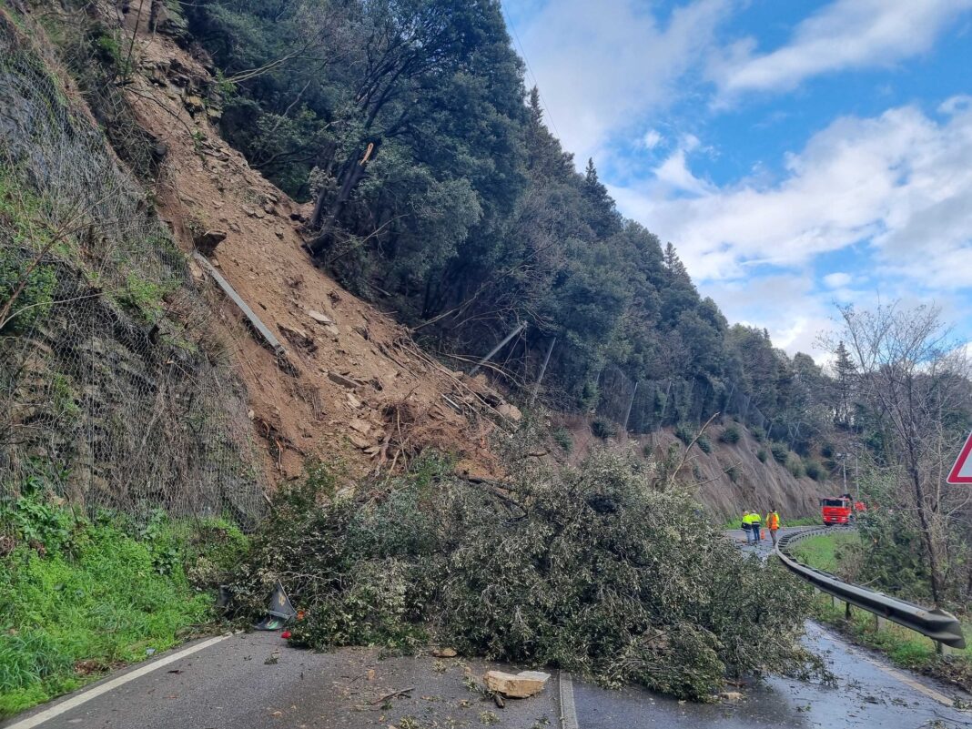 Maltempo in Toscana, ancora allerta meteo. Frana in Val di Bisenzio