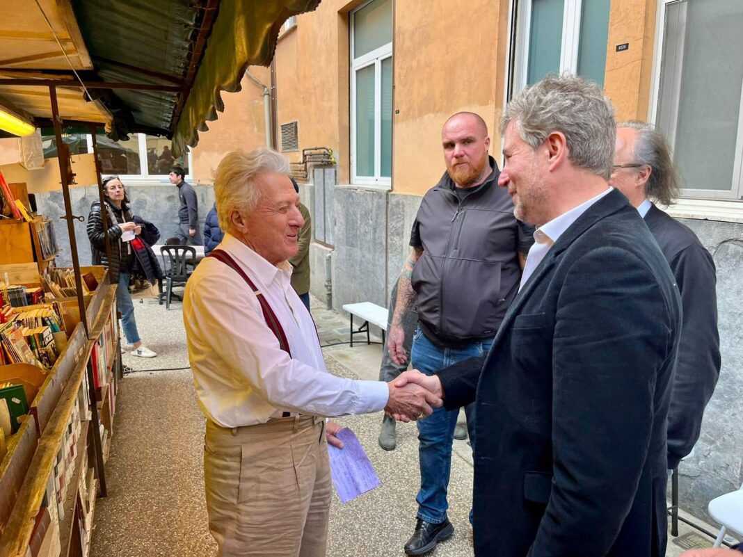 Dustin Hoffman a Lucca, primo ciak. Il saluto del sindaco sul set