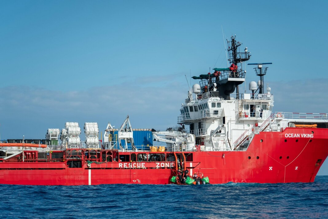 Ocean Viking arrivata a Livorno, migranti rimangono in Toscana