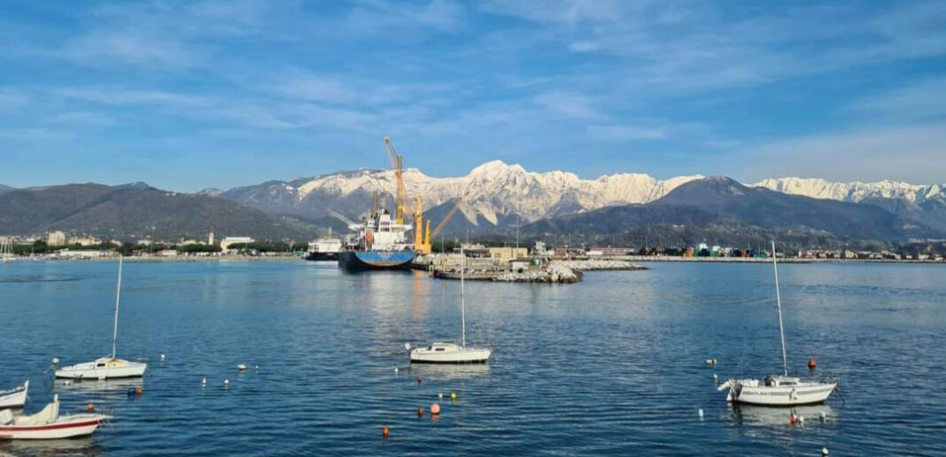 Rifiuti illeciti verso Tunisia, maxi sequestro in porto di Carrara