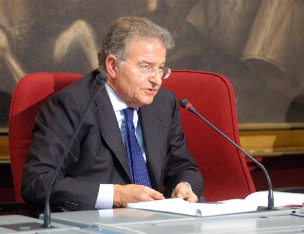 Cicchitto: “Meloni durerà 5 anni, Forza Italia sopravviverà perché serve partito anti-Salvini”